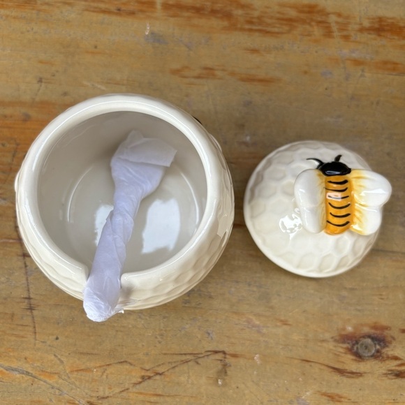 New Maxcera Ceramic Honeycomb Textured Honey Pot & Spoon with 3D Honey Bees - Picture 5 of 9